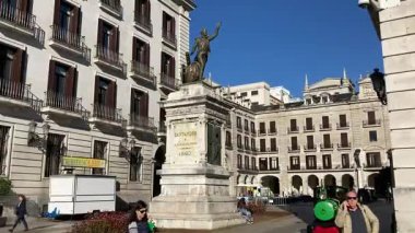 Santander, İspanya 'daki binaların şehir manzarası. Sokak manzarası ve tarihi mekan. Güzel bir İspanyol şehrinde turistik yerler