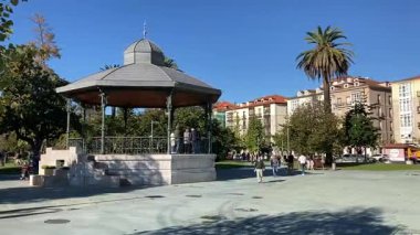 Santander, İspanya 'daki binaların şehir manzarası. Sokak manzarası ve tarihi mekan. Güzel bir İspanyol şehrinde turistik yerler