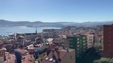 Santander, İspanya 'daki binaların şehir manzarası. Sokak manzarası ve tarihi mekan. Güzel bir İspanyol şehrinde turistik yerler