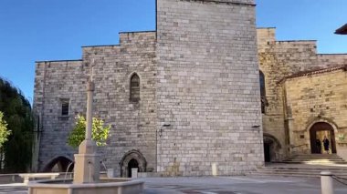 Santander, İspanya 'daki binaların şehir manzarası. Sokak manzarası ve tarihi mekan. Güzel bir İspanyol şehrinde turistik yerler