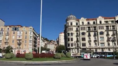 Santander, İspanya 'daki binaların şehir manzarası. Sokak manzarası ve tarihi mekan. Güzel bir İspanyol şehrinde turistik yerler
