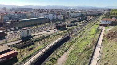 Santander, İspanya 'da tren. İspanyol toplu taşımacılığı.