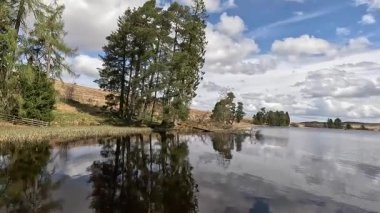 Perthshire dağlarında Loch Meallbrodden İskoç yamaç yürüyüşü. Geniş açık İskoçya vahşi doğası yuvarlanan tepeleri açıyor. Uzun mesafe macera yürüyüşü. Kış gölü ve Glen.