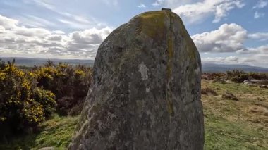 Fowlis Wester Taş Çemberi Perthshire dağlarında İskoç yamaç yürüyüşü. Geniş açık İskoçya vahşi doğası yuvarlanan tepeleri açıyor. Uzun mesafe macera yürüyüşü. Kış gölü ve Glen.