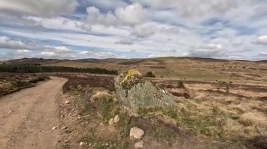 Perthshire dağlarında İskoç yamaç yürüyüşü. Geniş açık İskoçya vahşi doğası yuvarlanan tepeleri açıyor. Uzun mesafe macera yürüyüşü. Kış gölü ve Glen.