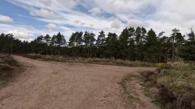 Perthshire dağlarında İskoç yamaç yürüyüşü. Geniş açık İskoçya vahşi doğası yuvarlanan tepeleri açıyor. Uzun mesafe macera yürüyüşü. Kış gölü ve Glen.