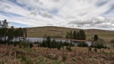 Perthshire dağlarında Loch Meallbrodden İskoç yamaç yürüyüşü. Geniş açık İskoçya vahşi doğası yuvarlanan tepeleri açıyor. Uzun mesafe macera yürüyüşü. Kış gölü ve Glen.