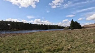 Perthshire dağlarında Loch Meallbrodden İskoç yamaç yürüyüşü. Geniş açık İskoçya vahşi doğası yuvarlanan tepeleri açıyor. Uzun mesafe macera yürüyüşü. Kış gölü ve Glen.