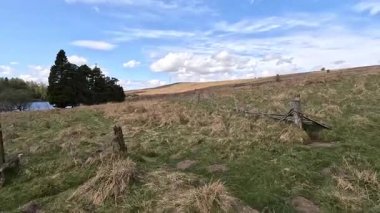 Perthshire dağlarında İskoç yamaç yürüyüşü. Geniş açık İskoçya vahşi doğası yuvarlanan tepeleri açıyor. Uzun mesafe macera yürüyüşü. Kış gölü ve Glen.