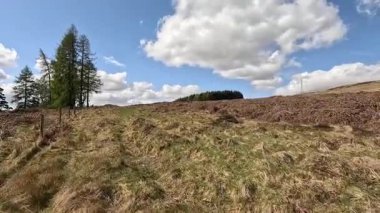 Perthshire dağlarında İskoç yamaç yürüyüşü. Geniş açık İskoçya vahşi doğası yuvarlanan tepeleri açıyor. Uzun mesafe macera yürüyüşü. Kış gölü ve Glen.