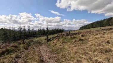 Perthshire dağlarında İskoç yamaç yürüyüşü. Geniş açık İskoçya vahşi doğası yuvarlanan tepeleri açıyor. Uzun mesafe macera yürüyüşü. Kış gölü ve Glen.