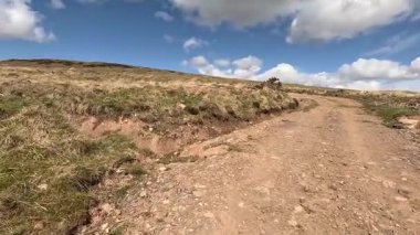 Perthshire dağlarında İskoç yamaç yürüyüşü. Geniş açık İskoçya vahşi doğası yuvarlanan tepeleri açıyor. Uzun mesafe macera yürüyüşü. Kış gölü ve Glen.