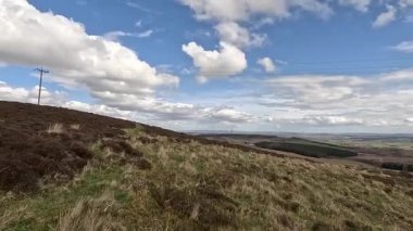 Perthshire dağlarında İskoç yamaç yürüyüşü. Geniş açık İskoçya vahşi doğası yuvarlanan tepeleri açıyor. Uzun mesafe macera yürüyüşü. Kış gölü ve Glen.