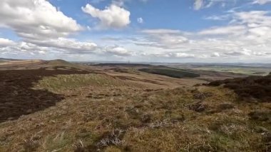 Perthshire dağlarında İskoç yamaç yürüyüşü. Geniş açık İskoçya vahşi doğası yuvarlanan tepeleri açıyor. Uzun mesafe macera yürüyüşü. Kış gölü ve Glen.