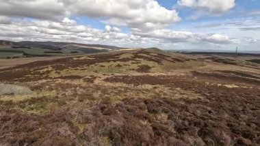 Perthshire dağlarında İskoç yamaç yürüyüşü. Geniş açık İskoçya vahşi doğası yuvarlanan tepeleri açıyor. Uzun mesafe macera yürüyüşü. Kış gölü ve Glen.