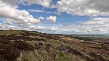 Perthshire dağlarında İskoç yamaç yürüyüşü. Geniş açık İskoçya vahşi doğası yuvarlanan tepeleri açıyor. Uzun mesafe macera yürüyüşü. Kış gölü ve Glen.