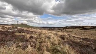 Perthshire dağlarında İskoç yamaç yürüyüşü. Geniş açık İskoçya vahşi doğası yuvarlanan tepeleri açıyor. Uzun mesafe macera yürüyüşü. Kış gölü ve Glen.