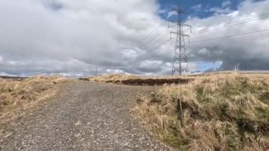 Perthshire dağlarında İskoç yamaç yürüyüşü. Geniş açık İskoçya vahşi doğası yuvarlanan tepeleri açıyor. Uzun mesafe macera yürüyüşü. Kış gölü ve Glen.