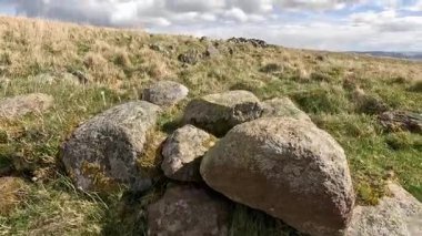 Antik Pictish taş evi Perthshire dağlarındaki İskoç yamaç yürüyüşünü mahvediyor. Geniş açık İskoçya vahşi doğası yuvarlanan tepeleri açıyor. Uzun mesafe macera yürüyüşü. Kış gölü ve Glen.