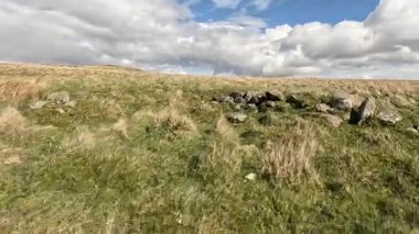 Antik Pictish taş evi Perthshire dağlarındaki İskoç yamaç yürüyüşünü mahvediyor. Geniş açık İskoçya vahşi doğası yuvarlanan tepeleri açıyor. Uzun mesafe macera yürüyüşü. Kış gölü ve Glen.