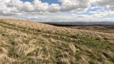 Perthshire dağlarında İskoç yamaç yürüyüşü. Geniş açık İskoçya vahşi doğası yuvarlanan tepeleri açıyor. Uzun mesafe macera yürüyüşü. Kış gölü ve Glen.