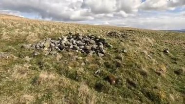 Perthshire dağlarında İskoç yamaç yürüyüşü. Geniş açık İskoçya vahşi doğası yuvarlanan tepeleri açıyor. Uzun mesafe macera yürüyüşü. Kış gölü ve Glen.