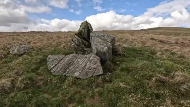 Perthshire dağlarında İskoç yamaç yürüyüşü. Geniş açık İskoçya vahşi doğası yuvarlanan tepeleri açıyor. Uzun mesafe macera yürüyüşü. Kış gölü ve Glen.