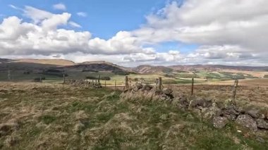 Perthshire dağlarında İskoç yamaç yürüyüşü. Geniş açık İskoçya vahşi doğası yuvarlanan tepeleri açıyor. Uzun mesafe macera yürüyüşü. Kış gölü ve Glen.