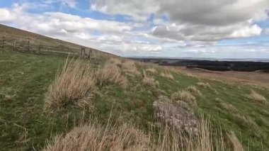 Perthshire dağlarında İskoç yamaç yürüyüşü. Geniş açık İskoçya vahşi doğası yuvarlanan tepeleri açıyor. Uzun mesafe macera yürüyüşü. Kış gölü ve Glen.