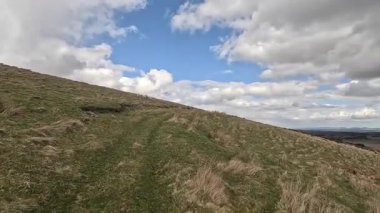 Perthshire dağlarında İskoç yamaç yürüyüşü. Geniş açık İskoçya vahşi doğası yuvarlanan tepeleri açıyor. Uzun mesafe macera yürüyüşü. Kış gölü ve Glen.