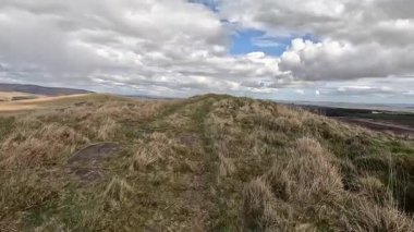 Perthshire dağlarında İskoç yamaç yürüyüşü. Geniş açık İskoçya vahşi doğası yuvarlanan tepeleri açıyor. Uzun mesafe macera yürüyüşü. Kış gölü ve Glen.