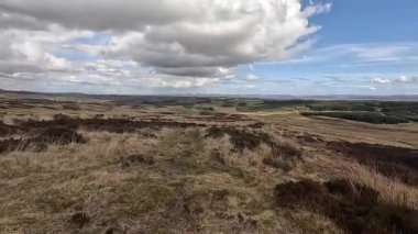 Perthshire dağlarında İskoç yamaç yürüyüşü. Geniş açık İskoçya vahşi doğası yuvarlanan tepeleri açıyor. Uzun mesafe macera yürüyüşü. Kış gölü ve Glen.