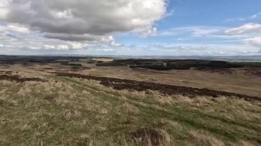 Perthshire dağlarında İskoç yamaç yürüyüşü. Geniş açık İskoçya vahşi doğası yuvarlanan tepeleri açıyor. Uzun mesafe macera yürüyüşü. Kış gölü ve Glen.