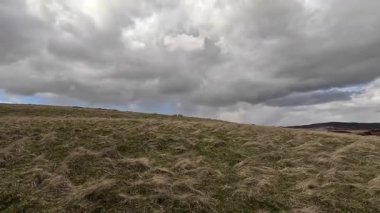 Perthshire dağlarında İskoç yamaç yürüyüşü. Geniş açık İskoçya vahşi doğası yuvarlanan tepeleri açıyor. Uzun mesafe macera yürüyüşü. Kış gölü ve Glen.