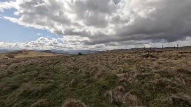 Perthshire dağlarında İskoç yamaç yürüyüşü. Geniş açık İskoçya vahşi doğası yuvarlanan tepeleri açıyor. Uzun mesafe macera yürüyüşü. Kış gölü ve Glen.