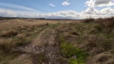 Perthshire dağlarında İskoç yamaç yürüyüşü. Geniş açık İskoçya vahşi doğası yuvarlanan tepeleri açıyor. Uzun mesafe macera yürüyüşü. Kış gölü ve Glen.