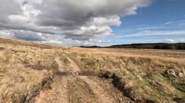 Perthshire dağlarında İskoç yamaç yürüyüşü. Geniş açık İskoçya vahşi doğası yuvarlanan tepeleri açıyor. Uzun mesafe macera yürüyüşü. Kış gölü ve Glen.