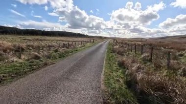 Perthshire dağlarında İskoç yamaç yürüyüşü. Geniş açık İskoçya vahşi doğası yuvarlanan tepeleri açıyor. Uzun mesafe macera yürüyüşü. Kış gölü ve Glen.