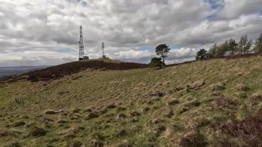 Perthshire dağlarında Milquanzie Tepesi İskoç tepe yürüyüşü. Geniş açık İskoçya vahşi doğası yuvarlanan tepeleri açıyor. Uzun mesafe macera yürüyüşü. Kış gölü ve Glen.