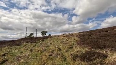 Perthshire dağlarında İskoç yamaç yürüyüşü. Geniş açık İskoçya vahşi doğası yuvarlanan tepeleri açıyor. Uzun mesafe macera yürüyüşü. Kış gölü ve Glen.
