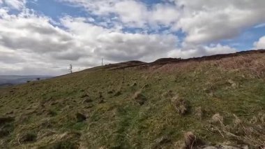 Perthshire dağlarında İskoç yamaç yürüyüşü. Geniş açık İskoçya vahşi doğası yuvarlanan tepeleri açıyor. Uzun mesafe macera yürüyüşü. Kış gölü ve Glen.