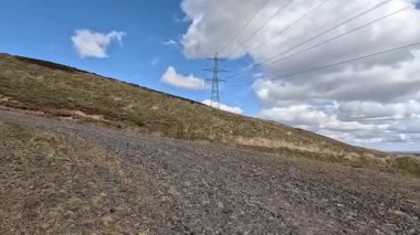 Perthshire dağlarında İskoç yamaç yürüyüşü. Geniş açık İskoçya vahşi doğası yuvarlanan tepeleri açıyor. Uzun mesafe macera yürüyüşü. Kış gölü ve Glen.