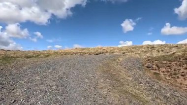 Perthshire dağlarında İskoç yamaç yürüyüşü. Geniş açık İskoçya vahşi doğası yuvarlanan tepeleri açıyor. Uzun mesafe macera yürüyüşü. Kış gölü ve Glen.