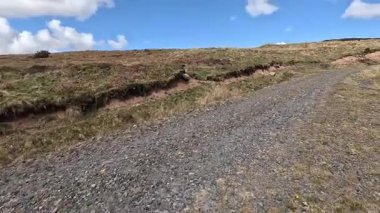 Perthshire dağlarında İskoç yamaç yürüyüşü. Geniş açık İskoçya vahşi doğası yuvarlanan tepeleri açıyor. Uzun mesafe macera yürüyüşü. Kış gölü ve Glen.