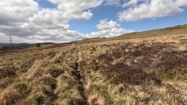 Perthshire dağlarında İskoç yamaç yürüyüşü. Geniş açık İskoçya vahşi doğası yuvarlanan tepeleri açıyor. Uzun mesafe macera yürüyüşü. Kış gölü ve Glen.