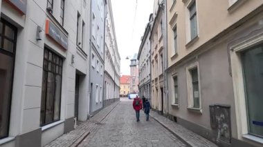 Riga, Letonya 'nın başkentindeki şehir manzarası soğuk kış aylarında. Kar ve buz. Şehir binaları ve evler. Sokak manzaralı turizm merkezi