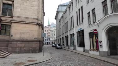 Riga, Letonya 'nın başkentindeki şehir manzarası soğuk kış aylarında. Kar ve buz. Şehir binaları ve evler. Sokak manzaralı turizm merkezi
