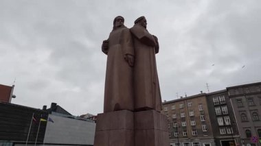 Soğuk kış aylarında Riga, Letonya 'nın başkenti Askeri Anıt Tüfek Şehri sokak manzarası. Kar ve buz. Şehir binaları ve evler. 