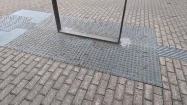 Özgürlük Anıtı. Riga, Letonya 'nın başkentindeki şehir manzarası soğuk kış aylarında. Kar ve buz. Şehir binaları ve evler. Sokak manzaralı turizm merkezi