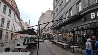 Riga, Letonya 'nın başkentindeki şehir manzarası soğuk kış aylarında. Kar ve buz. Şehir binaları ve evler. Sokak manzaralı turizm merkezi